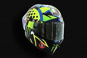 Valentino Rossi con un nuovo casco per i test di Sepang