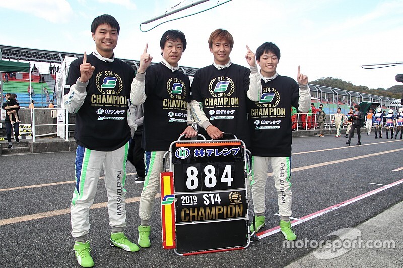 激戦のST-4クラスで初戴冠、884号車の平中「みんなの頑張りがこの結果につながった」