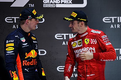 A nap képe Abu Dhabiból: Leclerc és Verstappen a kanapén lazulva