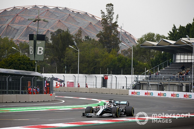 Hamilton manda en una extraña FP1 en México