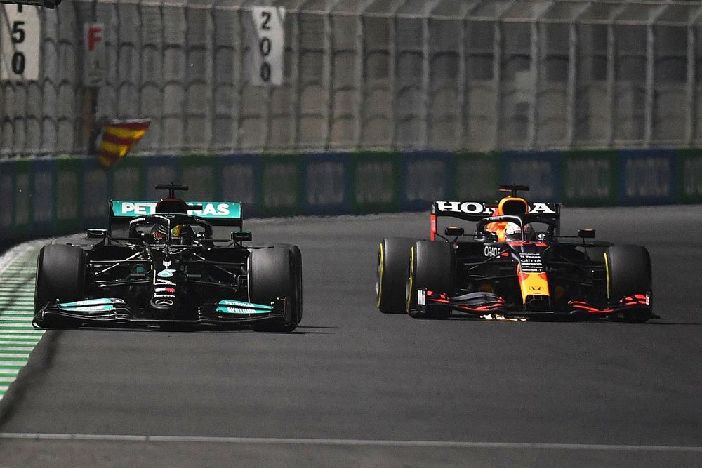 Duel Hamilton-Verstappen Disebut seperti Balap Gokart