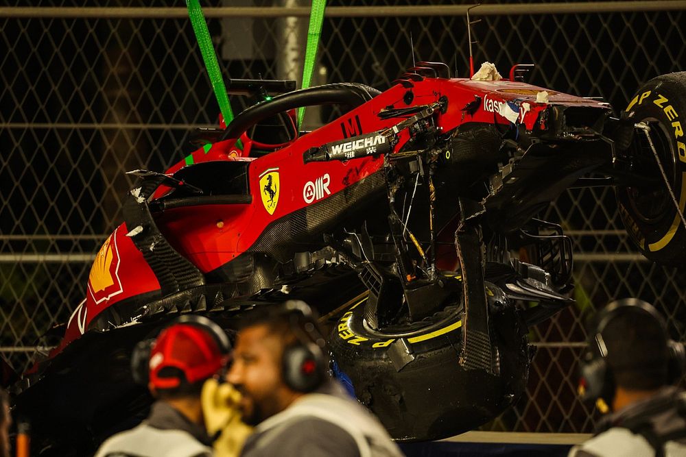 I marshal rimuovono l'auto di Charles Leclerc, Ferrari SF21, dal circuito