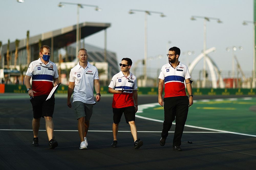 Nikita Mazepin, Haas F1, walks the track with members of his team