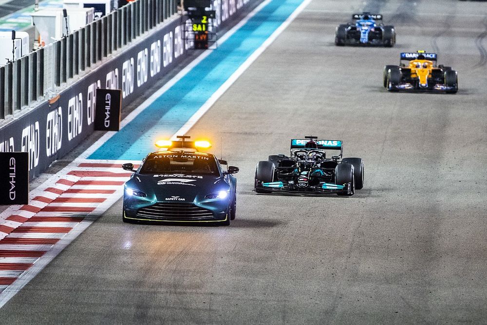 La voiture de sécurité, Lewis Hamilton, Mercedes W12, Lando Norris, McLaren MCL35M, Fernando Alonso, Alpine A521, et le reste des monoplaces