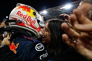 Piquet jr. „anti-Hamilton“-os pólóban szurkolt Verstappennek