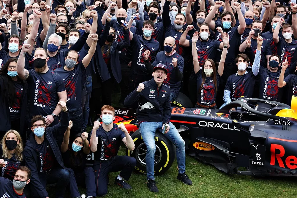 Max Verstappen, Red Bull Racing, celebra el t&iacute;tulo con el equipo