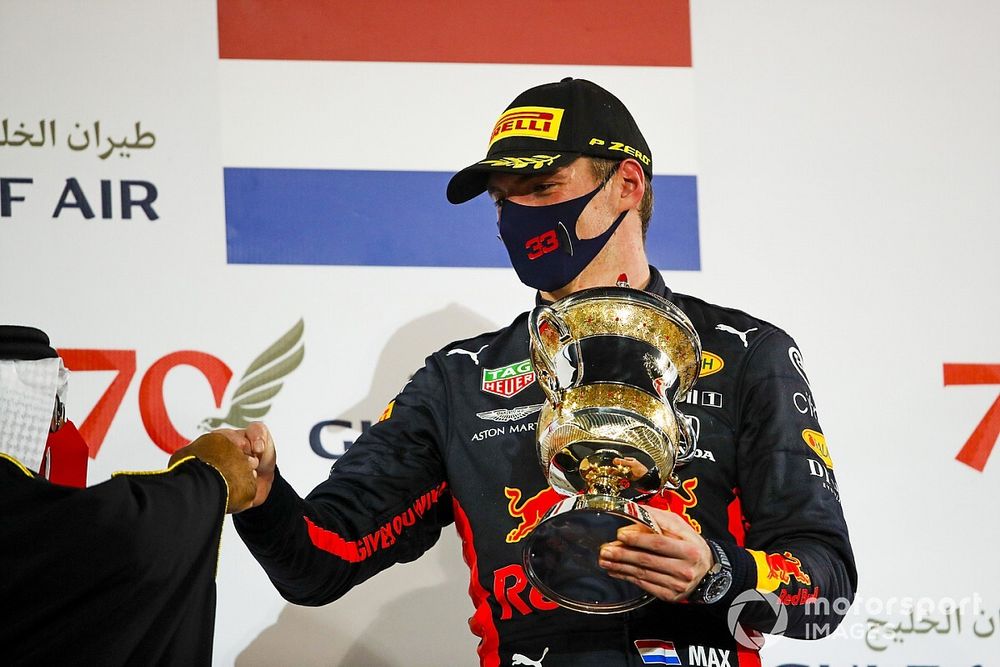 Max Verstappen, Red Bull Racing, secondo classificato, riceve il trofeo