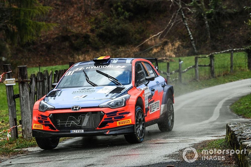 Neuville powiększa przewagę