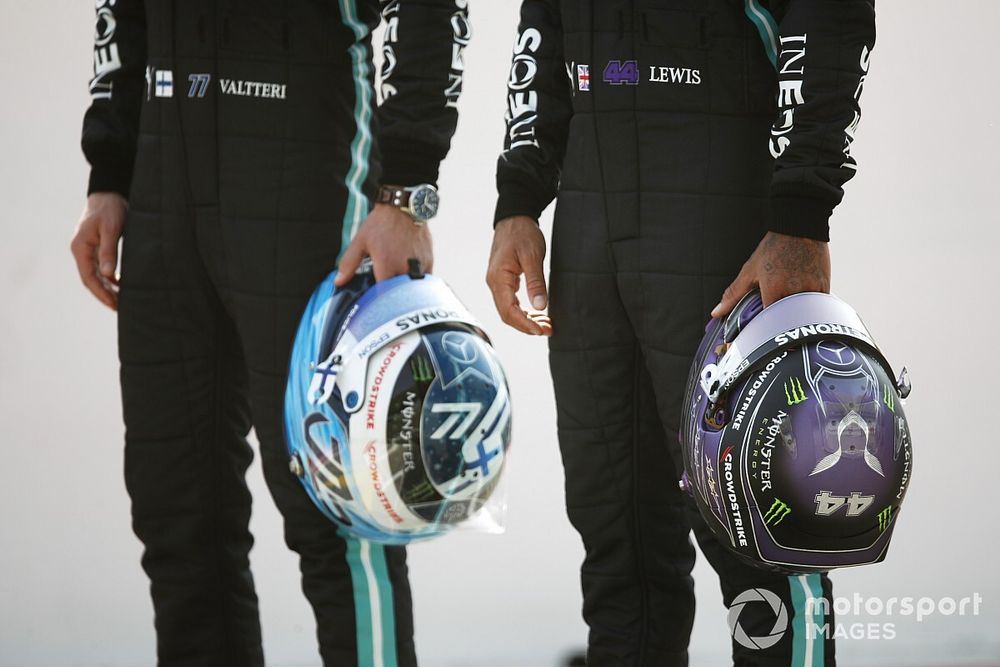 Les casques de Valtteri Bottas, Mercedes W12 et Lewis Hamilton, Mercedes W12 