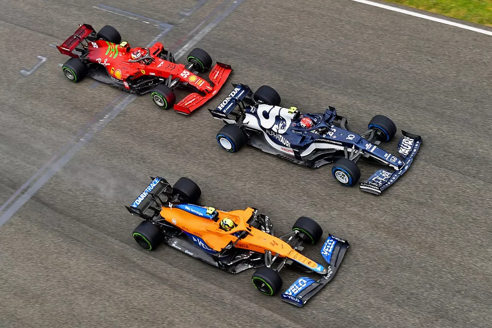 Pierre Gasly, AlphaTauri AT02, Lando Norris, McLaren MCL35M, and Carlos Sainz Jr., Ferrari SF21, at the start