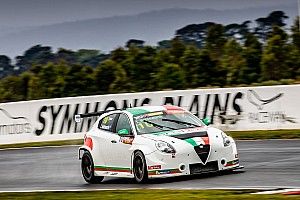 Holdsworth cuts first TCR laps
