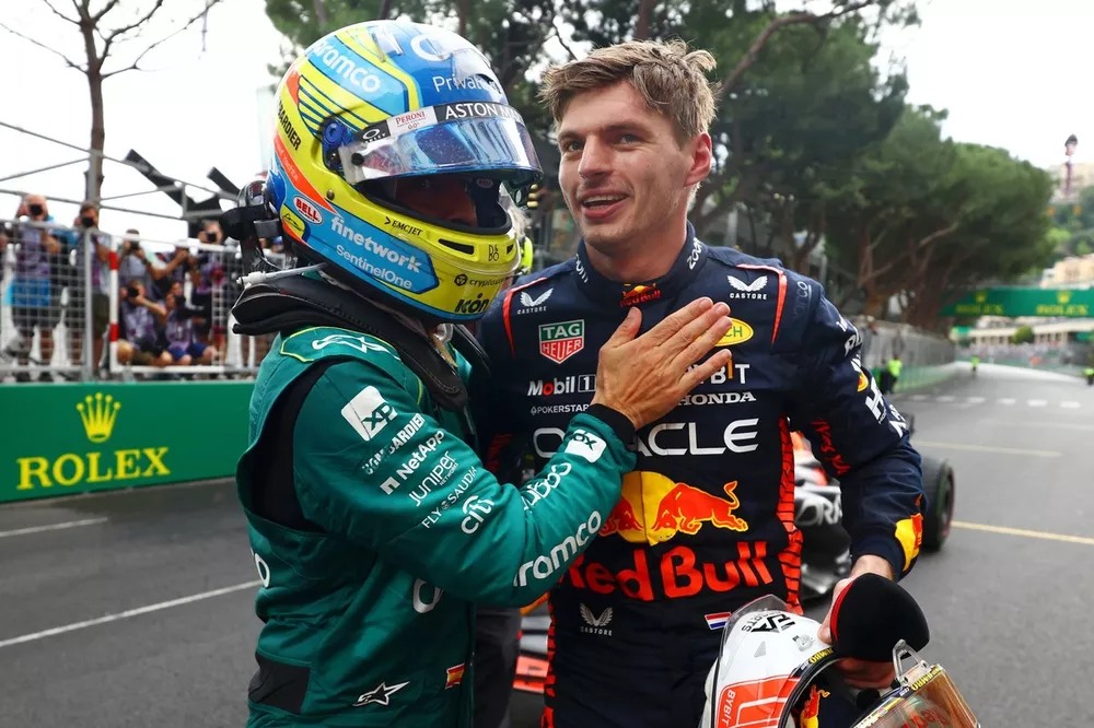 Fernando Alonso (Aston Martin) et Max Verstappen (Red Bull)