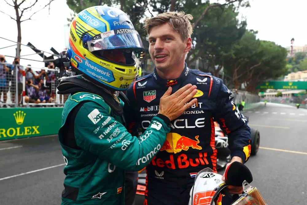 Segundo lugar Fernando Alonso, Aston Martin Racing, y el ganador de la carrera Max Verstappen, Red Bull Racing