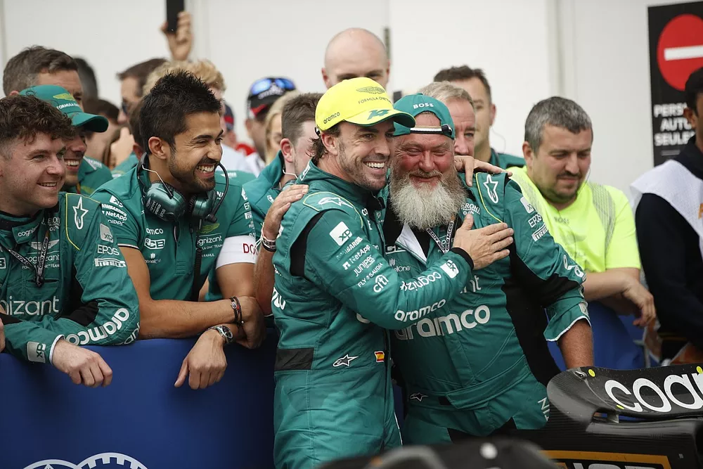 Fernando Alonso, Aston Martin F1 Team, 2ª posición, celebra con su equipo en Parc Ferme