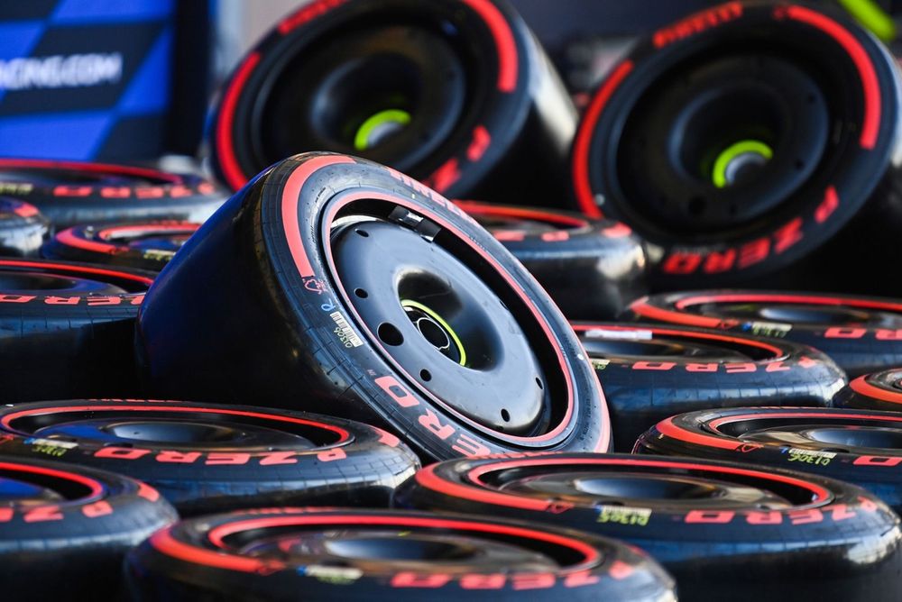 Neum&aacute;ticos Pirelli en el paddock