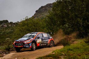 Meeke pokonał gwiazdy z WRC 2