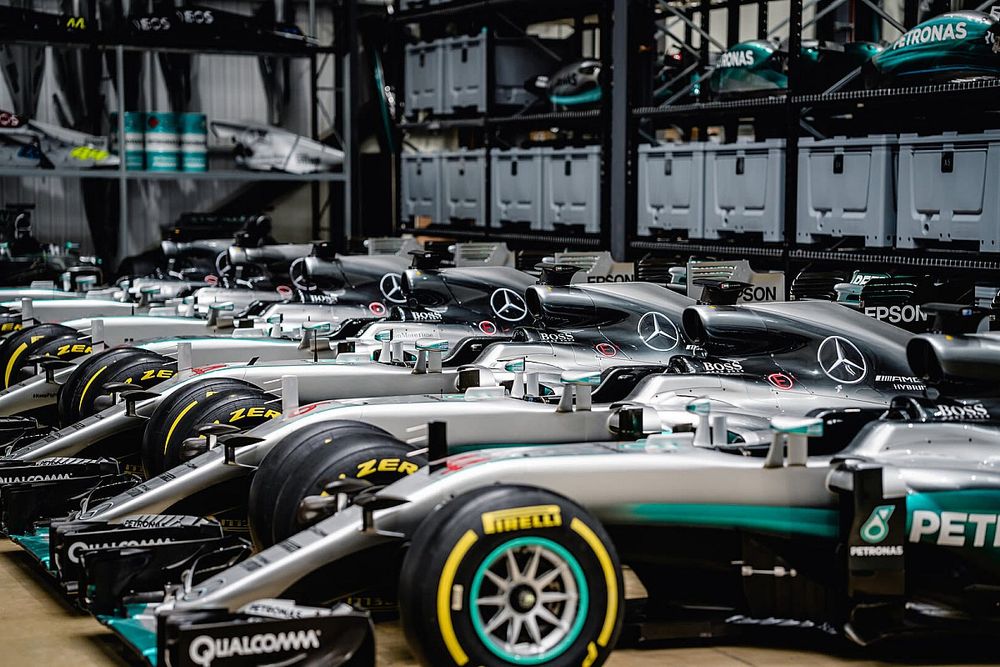 Alineación de coches Mercedes F1 en el Heritage Facility  