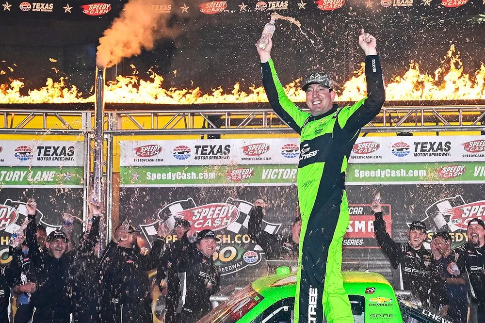 Race winner Kyle Busch, Spire Motorsports, Chevrolet Silverado