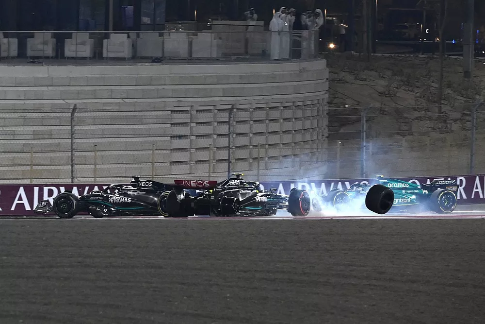 Max Verstappen, Red Bull Racing RB19 George Russell, Mercedes F1 W14 entra en contacto con Lewis Hamilton, Mercedes F1 W14