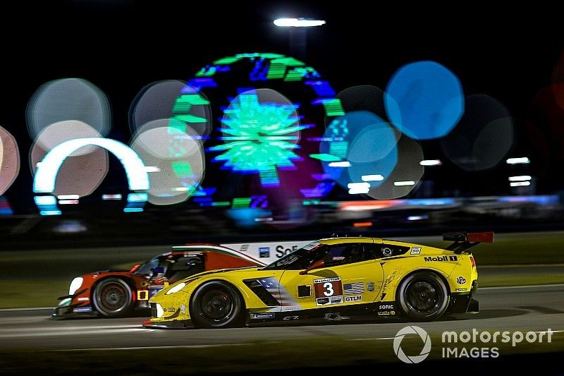 Sötétben tapogatóztak, így kifogyott a benzin az egyik Corvette-ből Daytonában