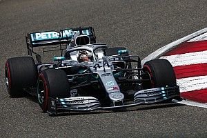 Hamilton admite sufrir con su Mercedes en China