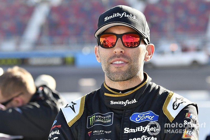 Un accidente corta racha de Top 10 de Aric Almirola