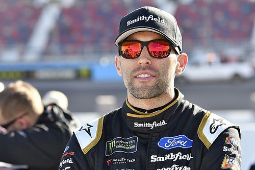 Un accidente corta racha de Top 10 de  Aric Almirola