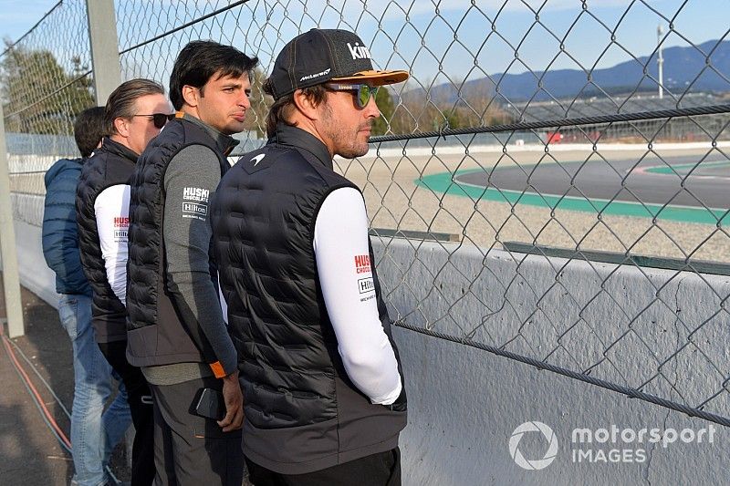 Zak Brown, McLaren Racing CEO, Carlos Sainz Jr., McLaren y Fernando Alonso Fernando Alonso observa las acciones en pista