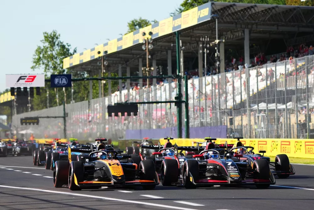 Martinius Stenshorne, Hitech TGR, Laurens van Hoepen, ART Grand Prix at the race start