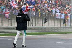 GALERI: Hamilton menghibur fans saat FP2 GP Tiongkok