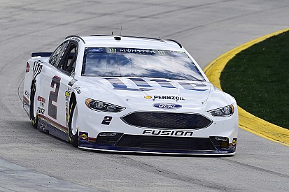 Keselowski en primero en la práctica en Martinsville