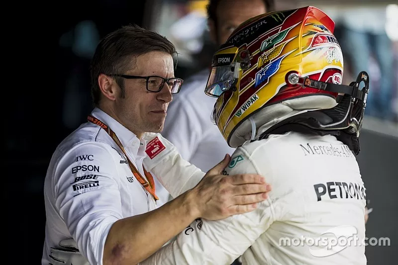 Peter Bonnington, ing&eacute;nieur de course Mercedes AMG F1, f&eacute;licite le vainqueur Lewis Hamilton, Mercede