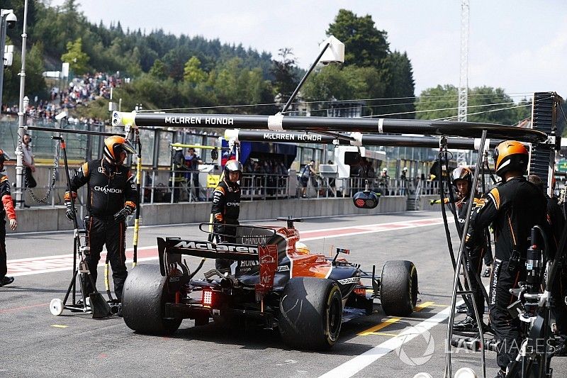 Fernando Alonso, McLaren MCL32, abandonne dans l'allée des stands