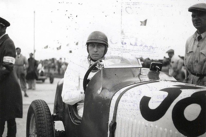 Hans Rüesch steht am Start zum Eifelrennen 1935 auf dem Nürburgring. Mit seinem Maserati 4CS 1500 belegt er dann den zweiten Rang