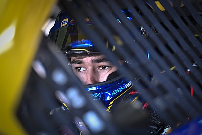 Chase Elliott signs contract extension with Hendrick through 2022