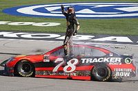 Truex Jr approfitta dei problemi di Keselowski e vince a Las Vegas