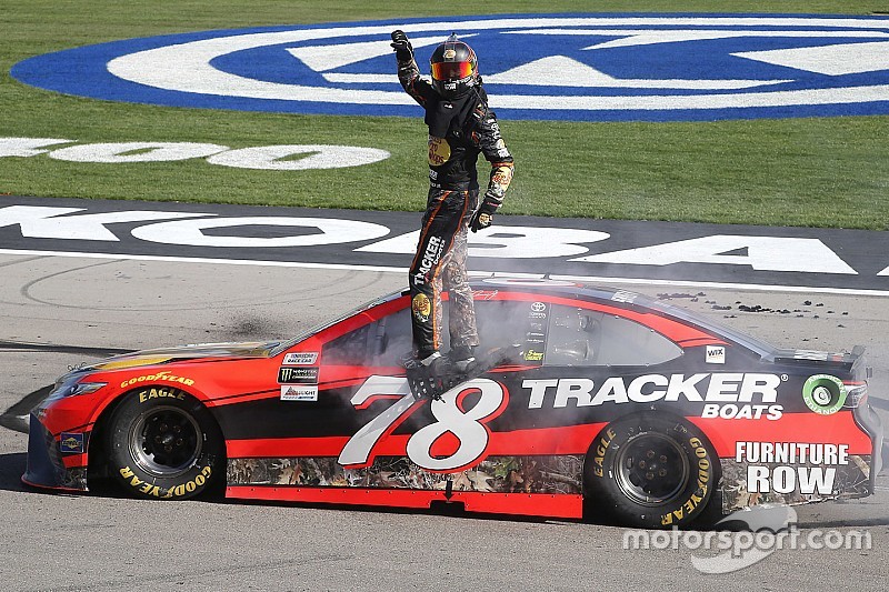 Truex Jr approfitta dei problemi di Keselowski e vince a Las Vegas