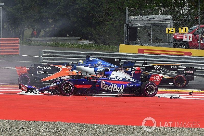 Kvyat over startcrash: "Kon Alonso niet meer ontwijken"