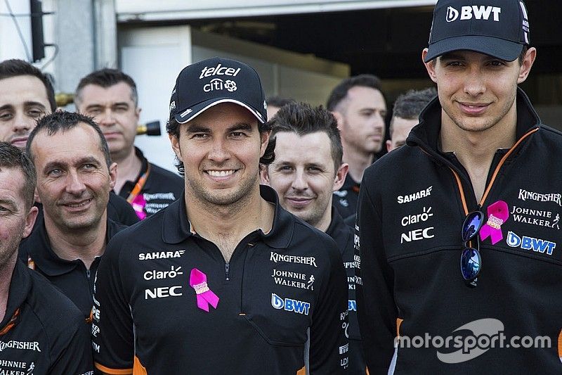 Sergio Pérez, Force India, Esteban Ocon, Force India F1 y los mecánicos del equipo en la revelación 