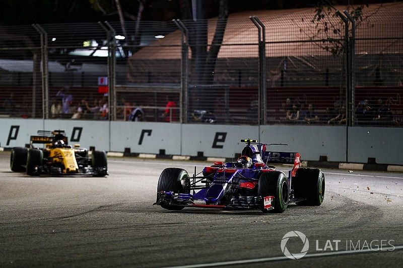 Carlos Sainz Jr., Scuderia Toro Rosso STR12, Nico Hulkenberg, Renault Sport F1 Team RS17