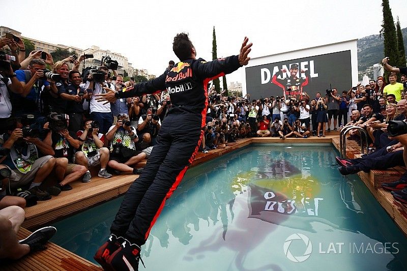 Daniel Ricciardo, Red Bull Racing plonge dans la piscine de la Red Bull Energy Station