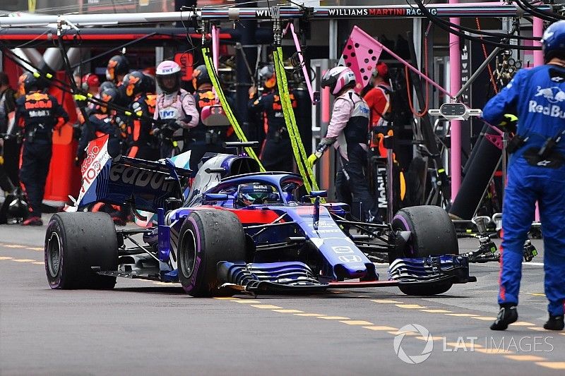 Brendon Hartley, Scuderia Toro Rosso STR13 valt uit na een botsing met Charles Leclerc, Sauber C37