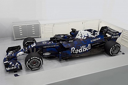 Red Bull показала новую машину в сине-черной раскраске