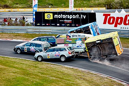 Video's: Chaos in spectaculaire Red Bull Caravanrace op Circuit Zandvoort