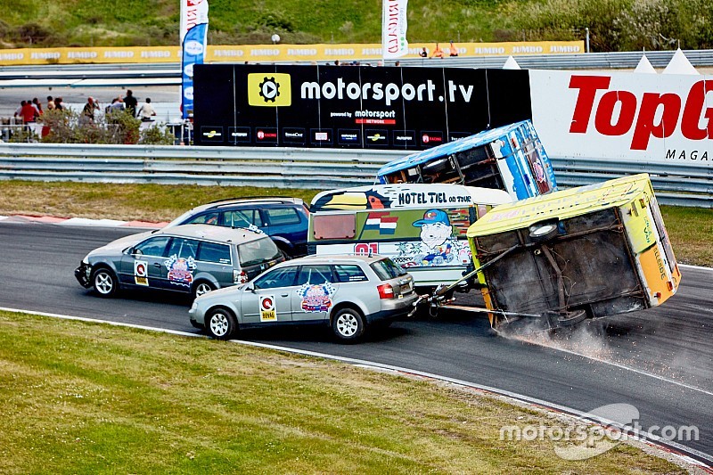 Video's: Chaos in spectaculaire Red Bull Caravanrace op Circuit Zandvoort