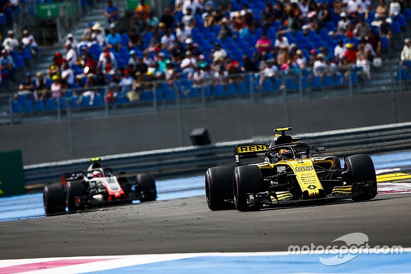 В Haas объяснили поражение в борьбе с Renault неопытностью