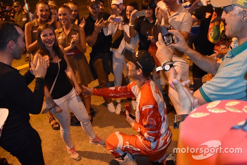 Dakar: Marè festeggia l'arrivo a Cordoba con una proposta di matrimonio!