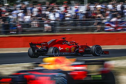 Vettel nyerte a második edzést a Brit Nagydíjon a két Mercedes előtt Silverstone-ban