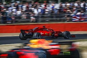 Vettel nyerte a második edzést a Brit Nagydíjon a két Mercedes előtt Silverstone-ban