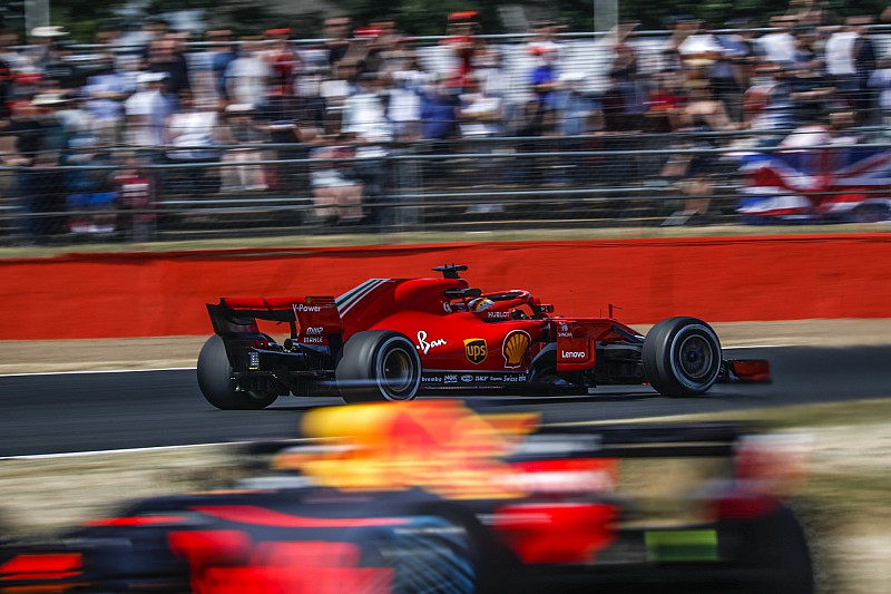 Vettel nyerte a második edzést a Brit Nagydíjon a két Mercedes előtt Silverstone-ban